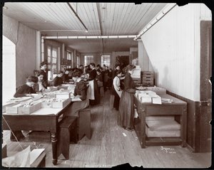 Maillard&39;s Chocolate Manufacturers、116118 West 25th Street、ニューヨーク、1902年にキャンディーを包装する女性たち（シルバーゼラチンプリント）